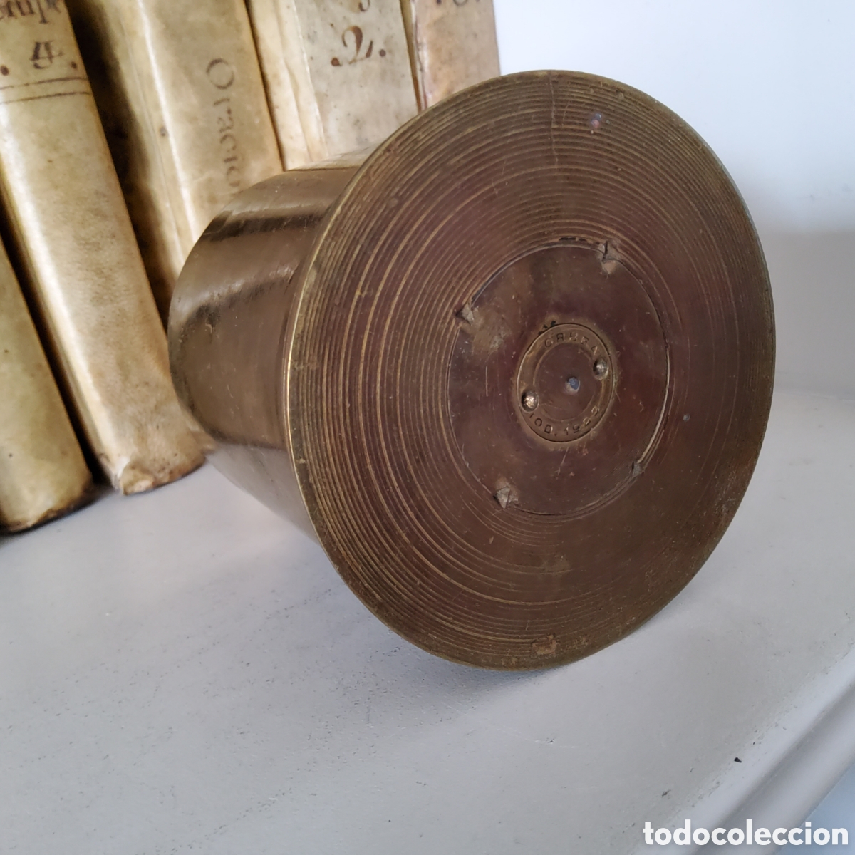 Antig&uuml;edades: JARR&Oacute;N O PORTALAPICES DE LAT&Oacute;N, ELABORADO DE UNA VAINA DE PROYECTIL DE CA&Ntilde;ON, ORBEA 1929