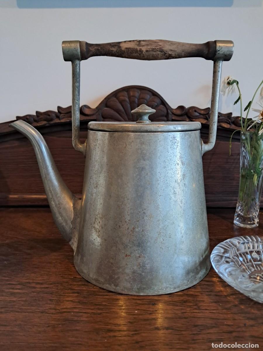 Antig&uuml;edades: Tetera antigua 1930 parece una aleacion de laton y cobre o bronce