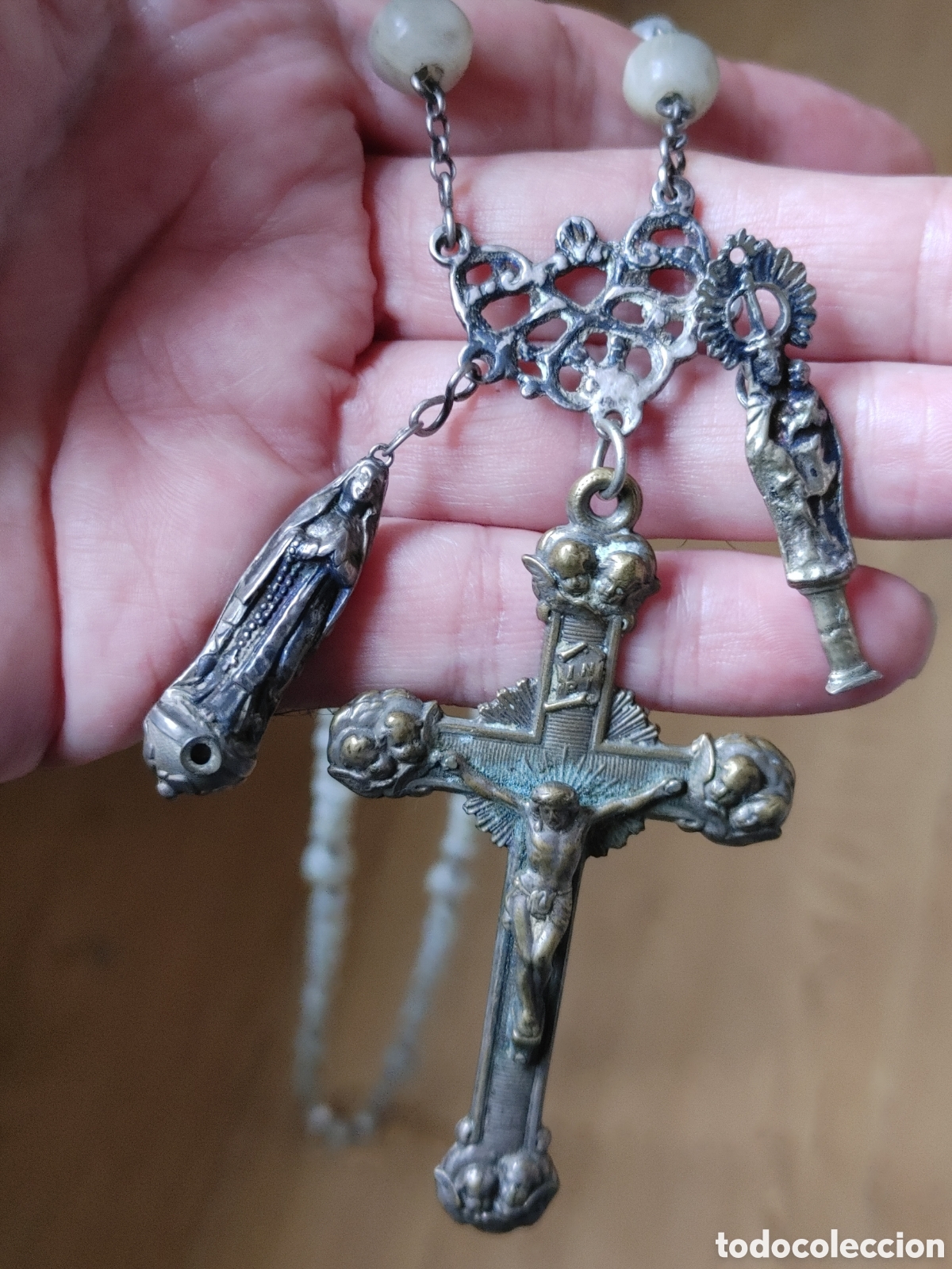 Antig&uuml;edades: Rosario en nacar plata y bronce.