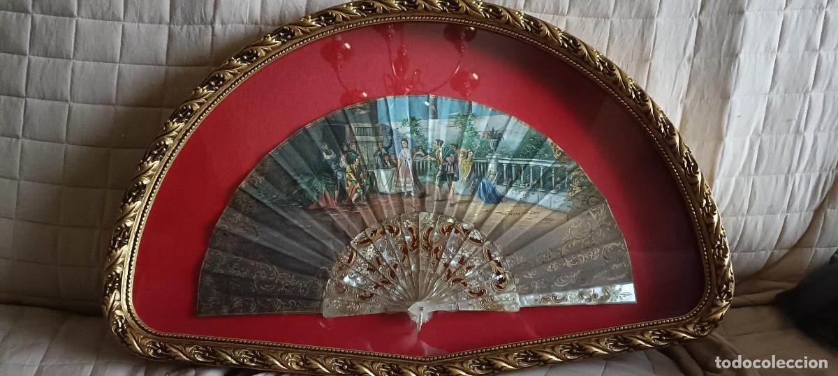 Antig&uuml;edades: Abaniquera de madera con abanico Pintado a mano
