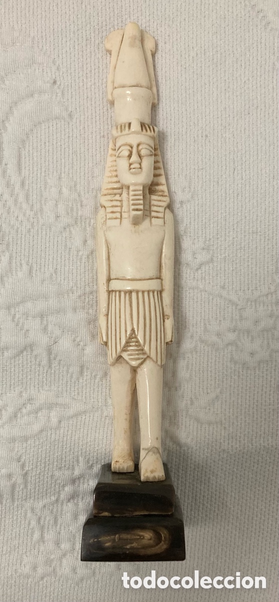 Antig&uuml;edades: Figura de marfil original 28,5 cm. con peana. Representa fara&oacute;n. Siglo XIX.