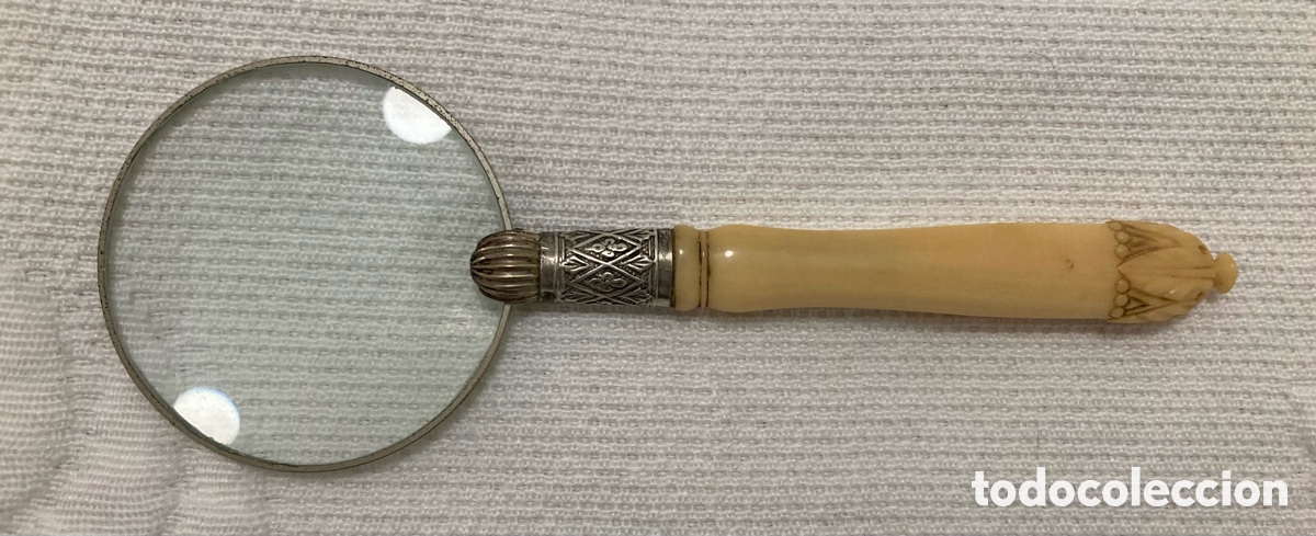 Antig&uuml;edades: Lupa antigua de marfil y plata repujada. Principios siglo XX.