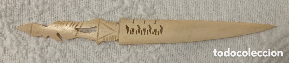 Antig&uuml;edades: Abrecartas de hueso decorado. Siglo XX. Procedencia: Egipto.