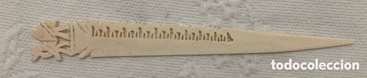 Antig&uuml;edades: Abrecartas de hueso de Egipto. Representa camellos. Mitad del siglo XX.