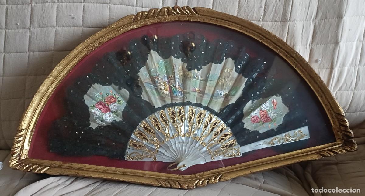 Antig&uuml;edades: Abaniquera de madera con abanico Pintado a mano