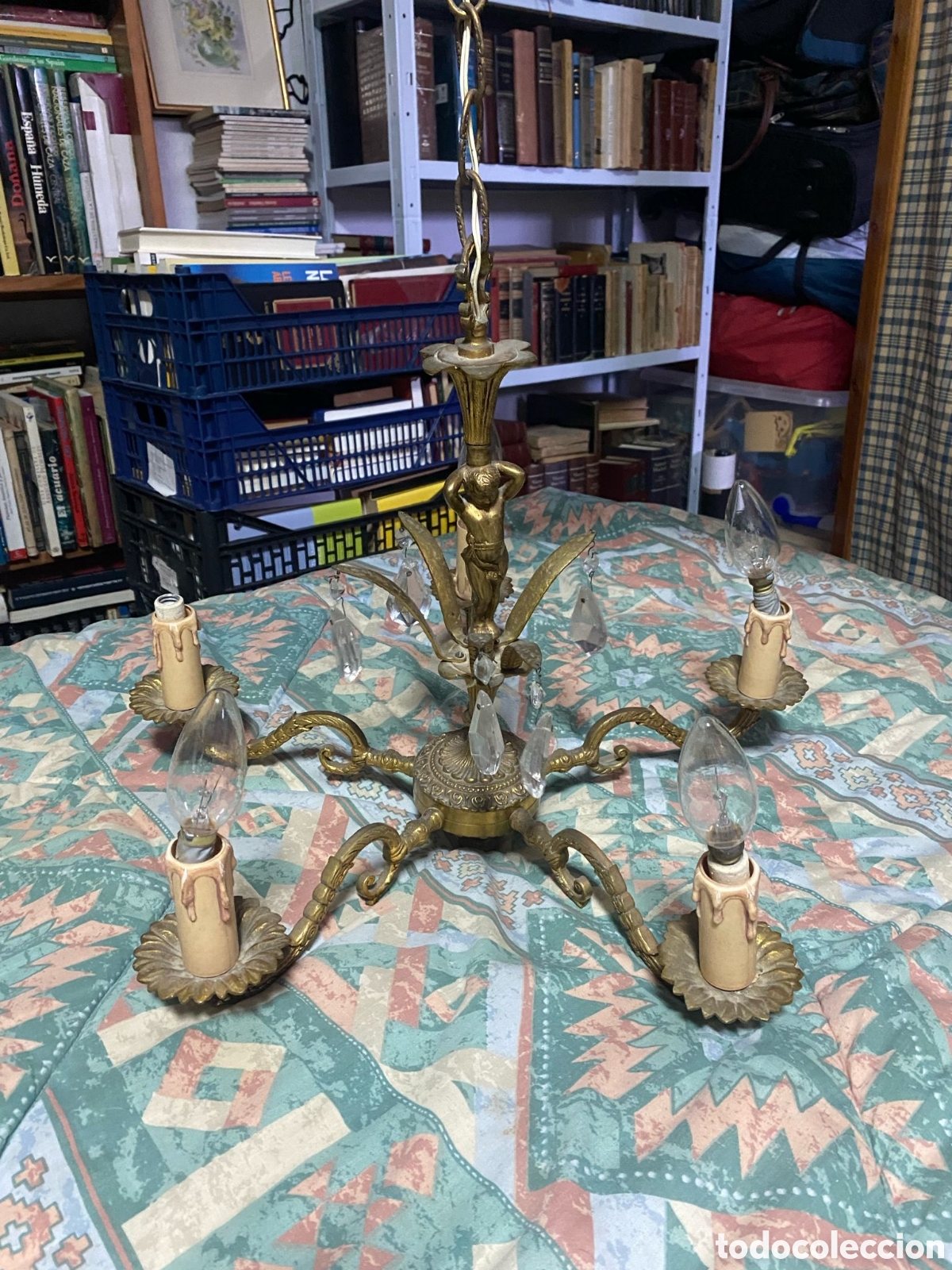 Antig&uuml;edades: L&aacute;mpara de ara&ntilde;a de bronce de cinco brazos con querub&iacute;n - Foto 2