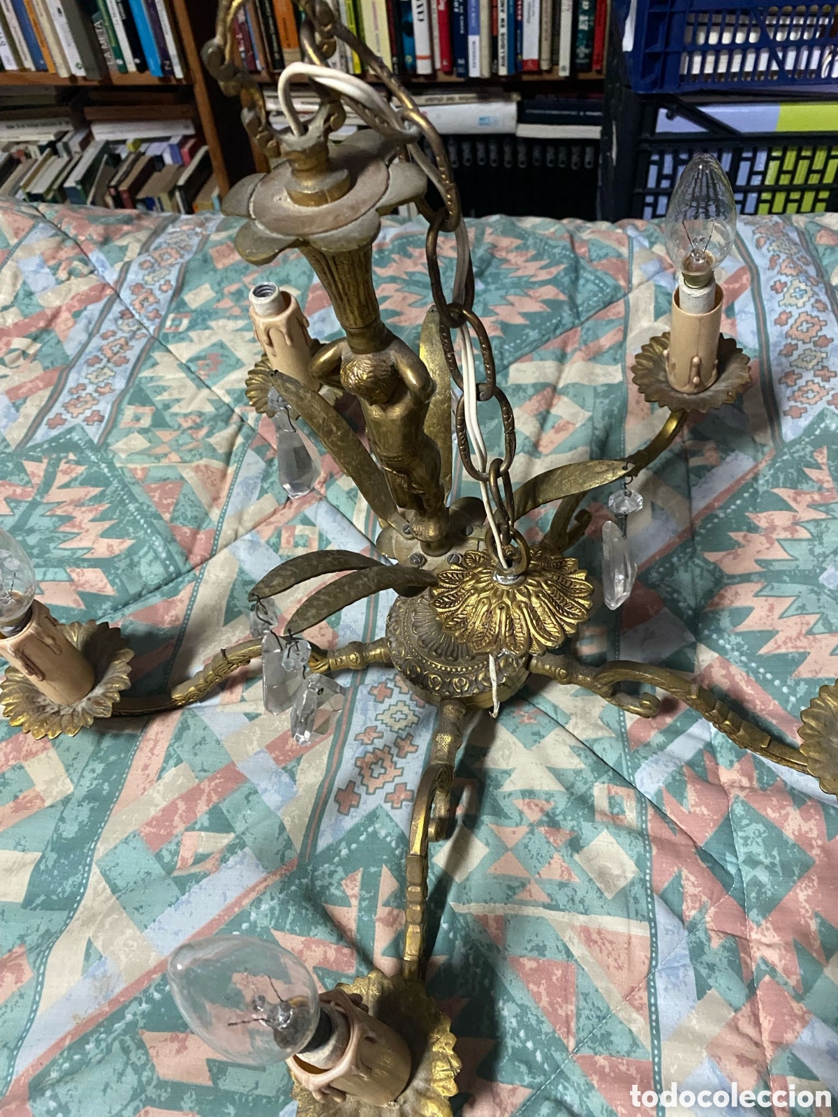 Antig&uuml;edades: L&aacute;mpara de ara&ntilde;a de bronce de cinco brazos con querub&iacute;n - Foto 3