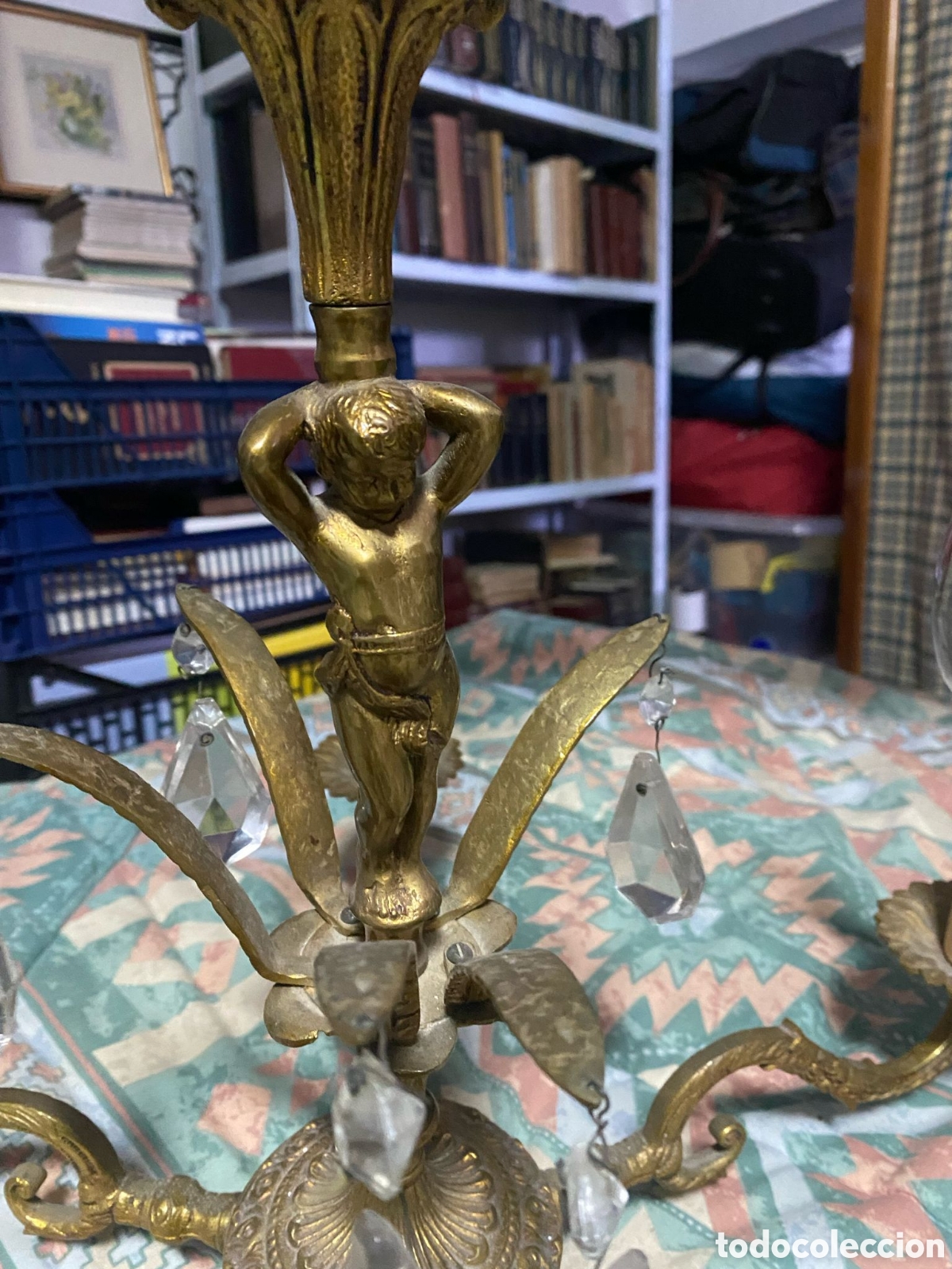 Antig&uuml;edades: L&aacute;mpara de ara&ntilde;a de bronce de cinco brazos con querub&iacute;n - Foto 5