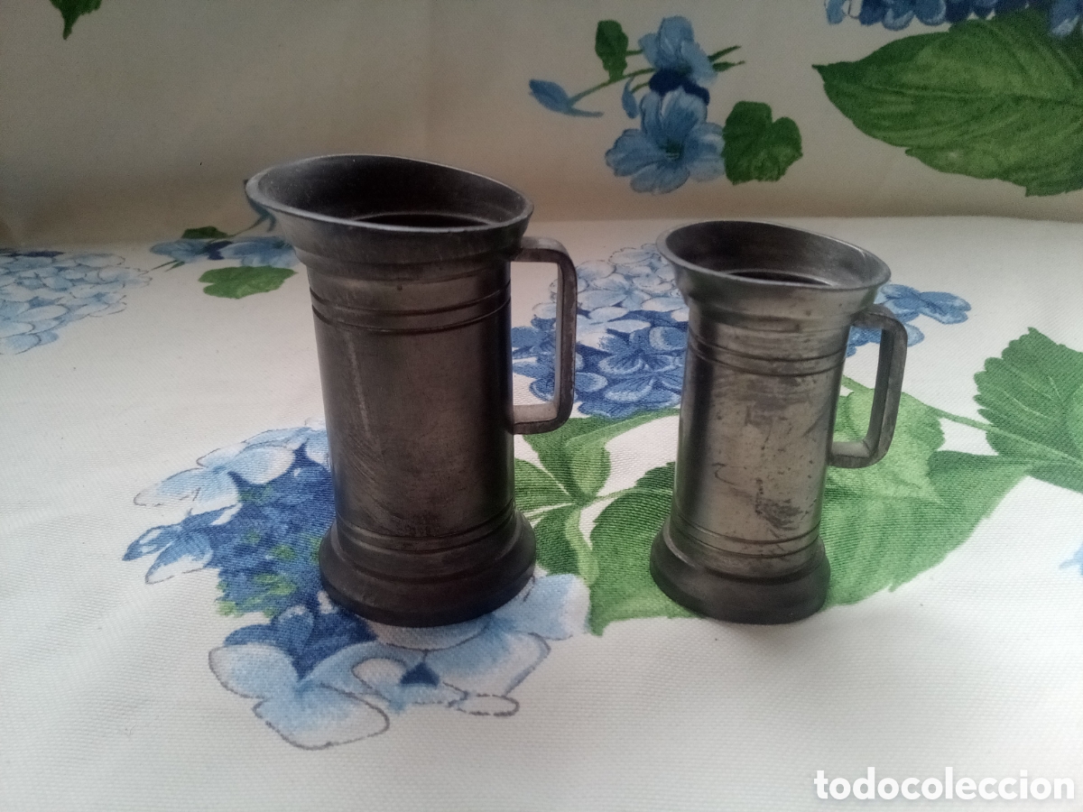 Antig&uuml;edades: DOS PEQUE&Ntilde;AS JARRAS DE MEDIR DE PELTRE - ESTA&Ntilde;O ESTA&Ntilde;OL