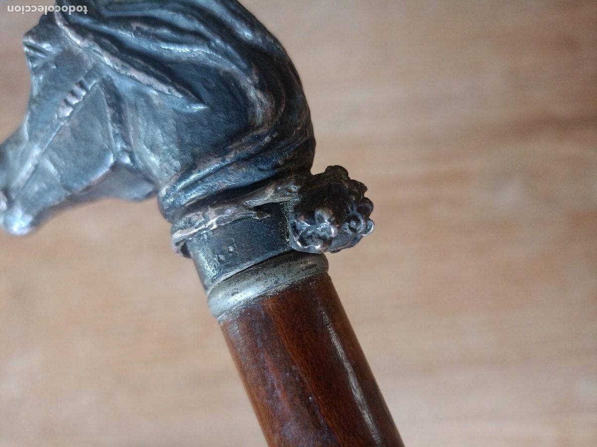 Antig&uuml;edades: ANTIGUO BAST&Oacute;N CON CABEZA DE CABALLO DE BRONCE PLATEADO. A&Ntilde;ADIDO DETALLE PERSONALIZADO.