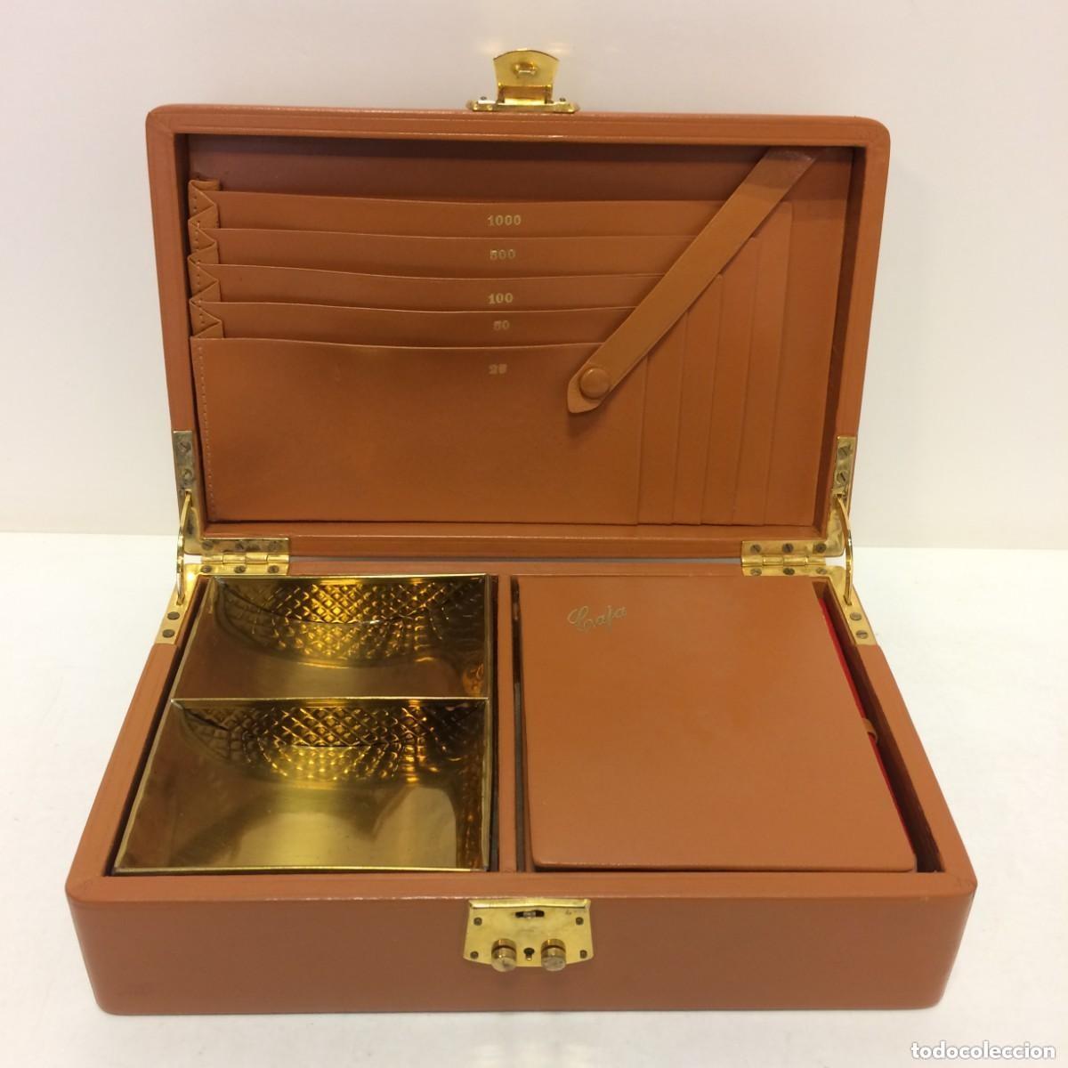 Antiquit&eacute;s: Hogar: Maletin Clasificador / Dispensador de Dinero - Con libreta de &rdquo;Caja&rdquo; - Vintage - De piel