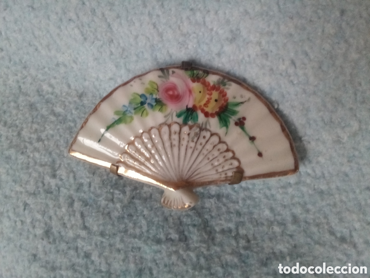 Antig&uuml;edades: PEQUE&Ntilde;O ABANICO DE PORCELANA CON SOPORTE MET&Aacute;LICO