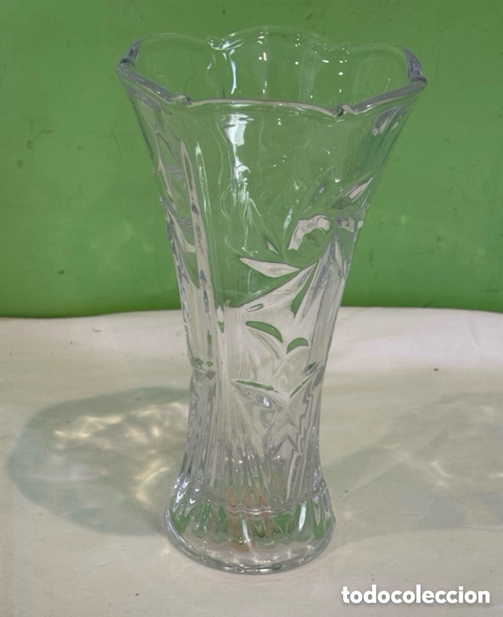 Antig&uuml;edades: Antiguo jarr&oacute;n de cristal prensado tallado - Decoraci&oacute;n vegetal en relieve - 24 cm - Vintage.