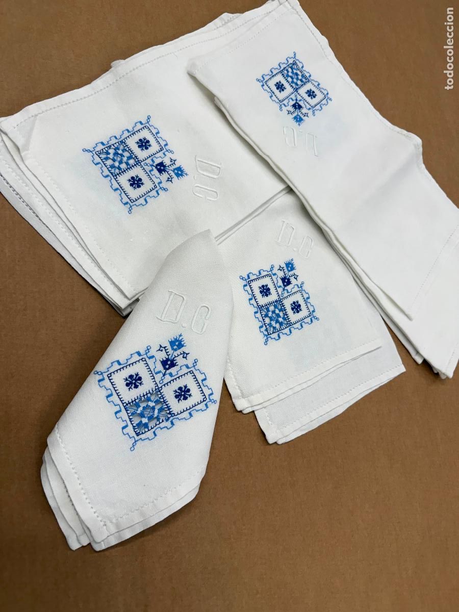 Antig&uuml;edades: Preciosas 12 servilletas o mantelitos de unos 40x40. Bordado lagarteran. En hilo o lino. Impecables