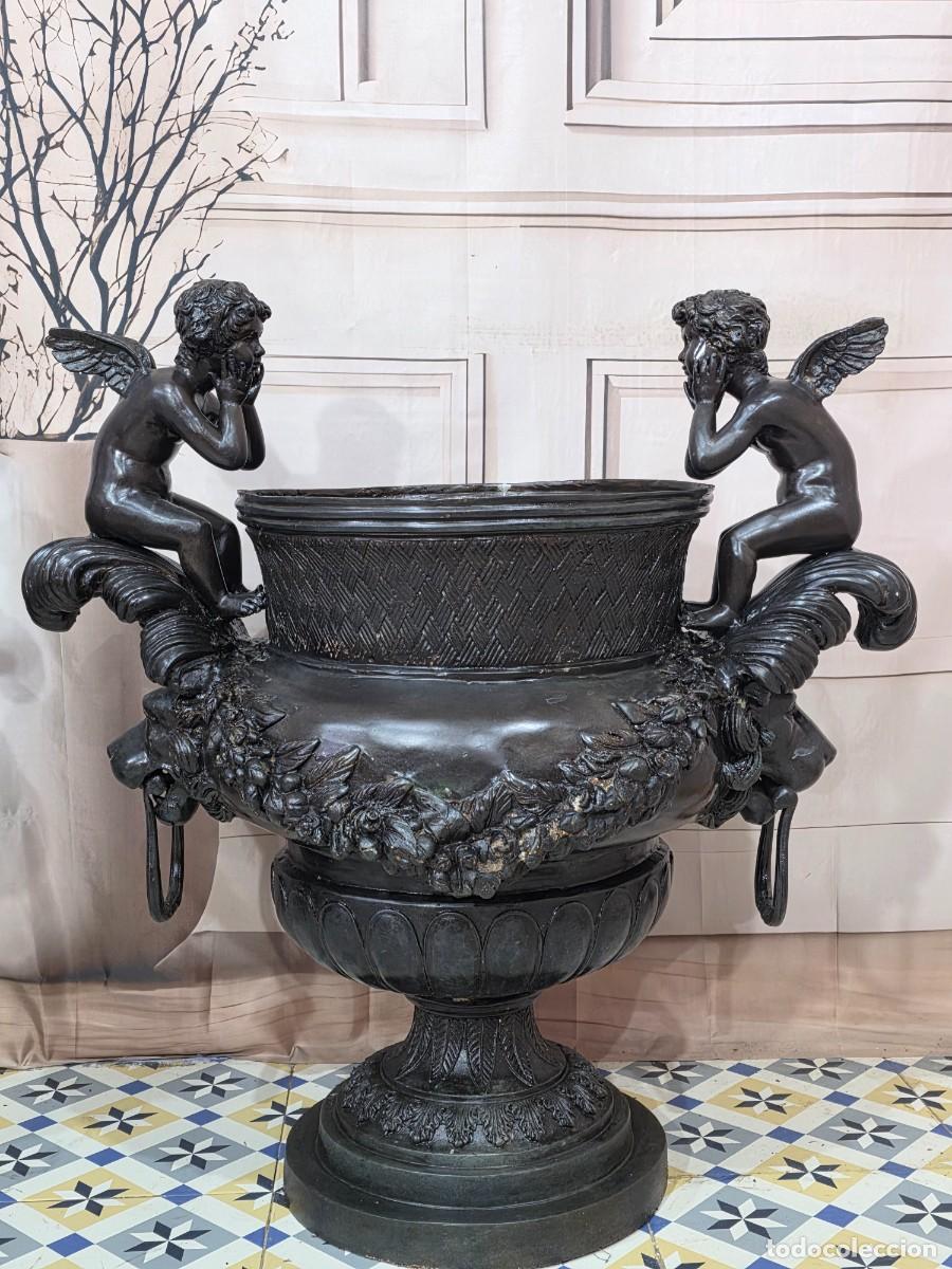 Antig&uuml;edades: Antigua pareja de grandes maceteros urnas de bronce francesas del S.XIX
