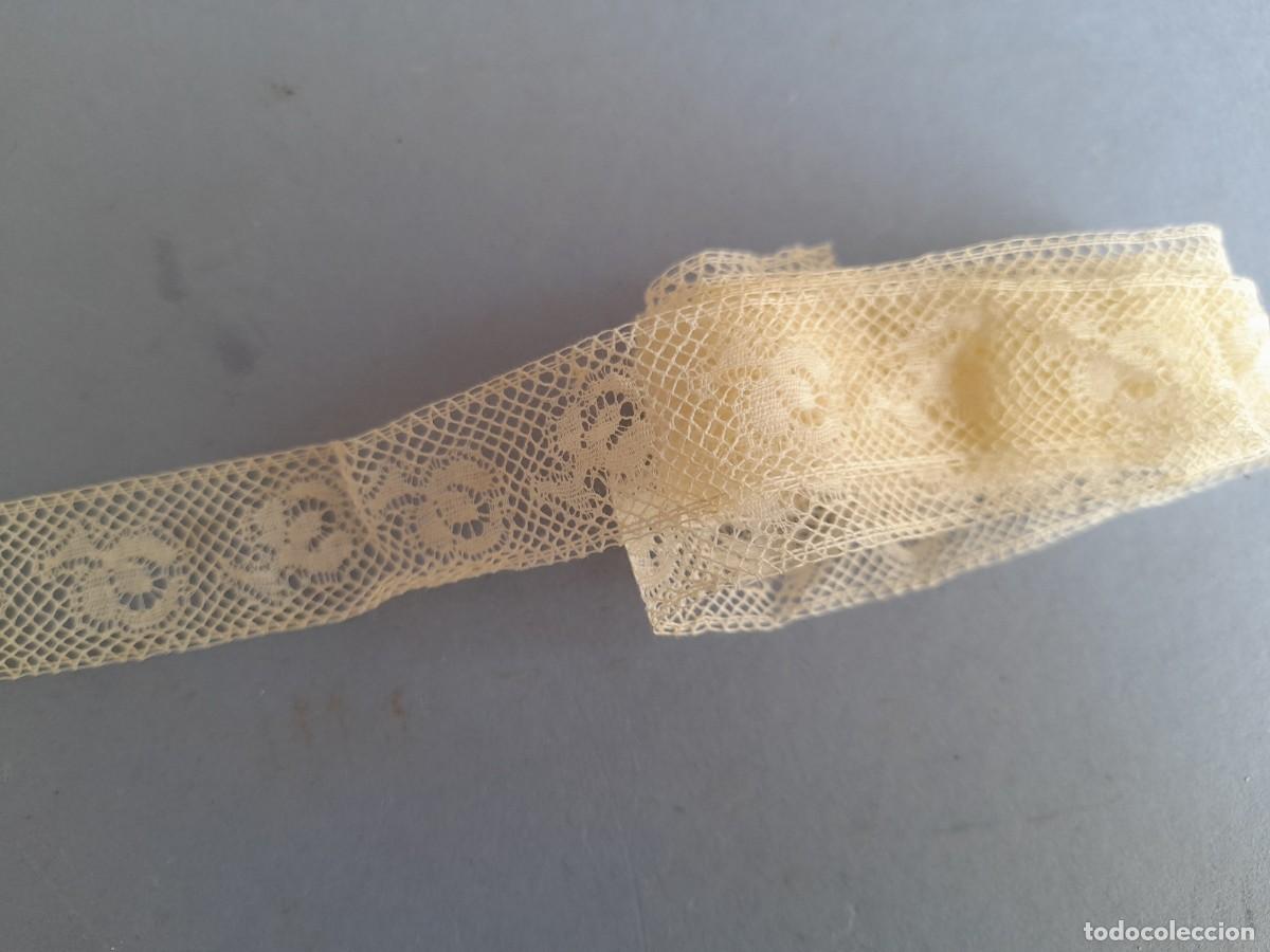 Antig&uuml;edades: pasamaneria: 2 galones de encaje, 2,2cm aprox de ancho, 1m y 1,8m aprox de largo