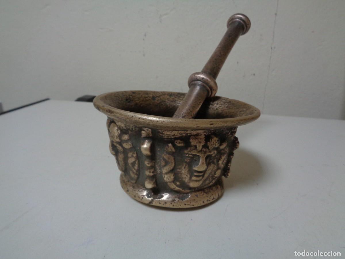 Antig&uuml;edades: Mortero o almirez bronce siglo XVII con costillas y figuras