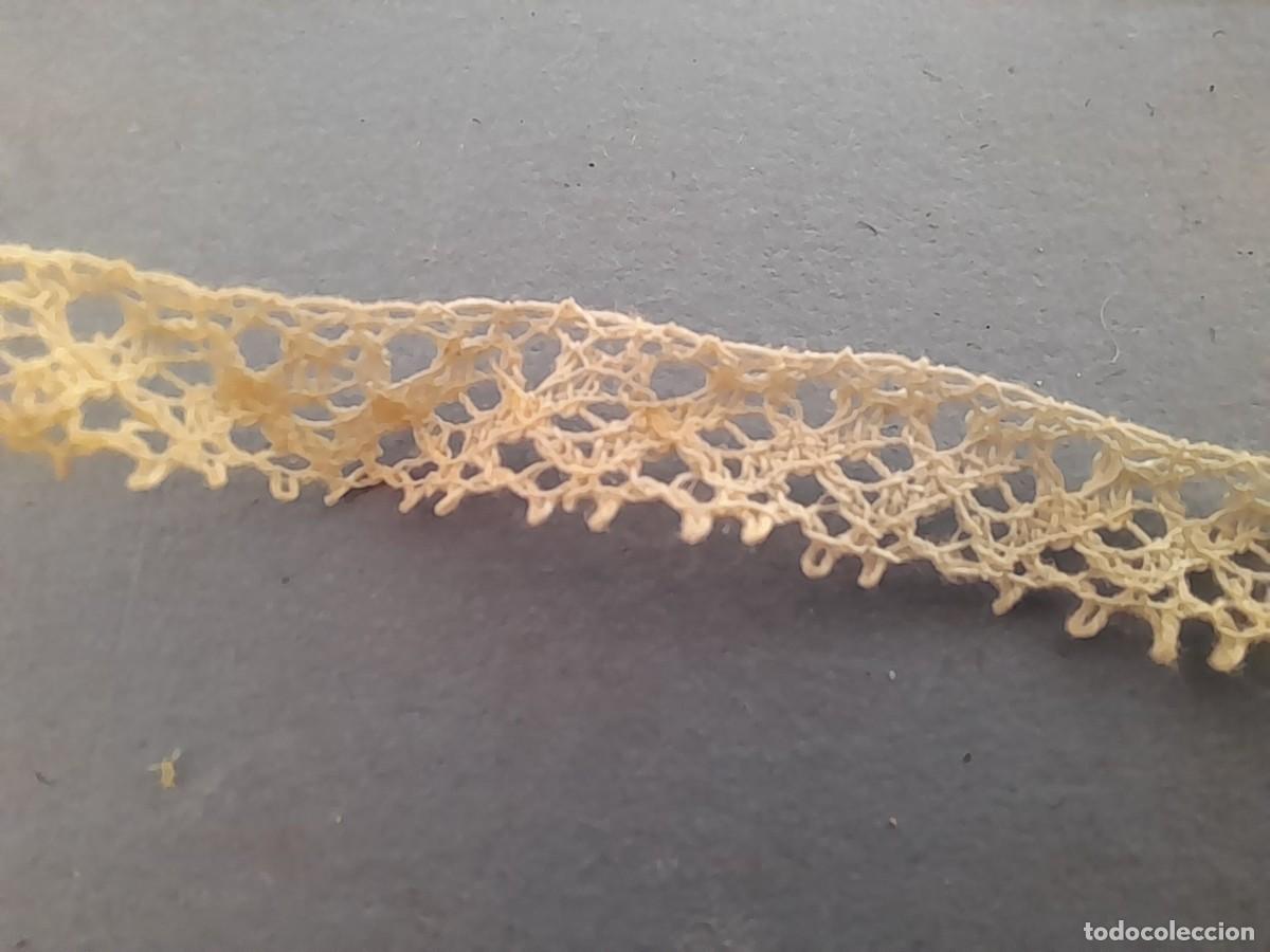 Antig&uuml;edades: pasamaneria: galon de encaje, 0,8cm aprox de ancho, 110cm aprox de largo