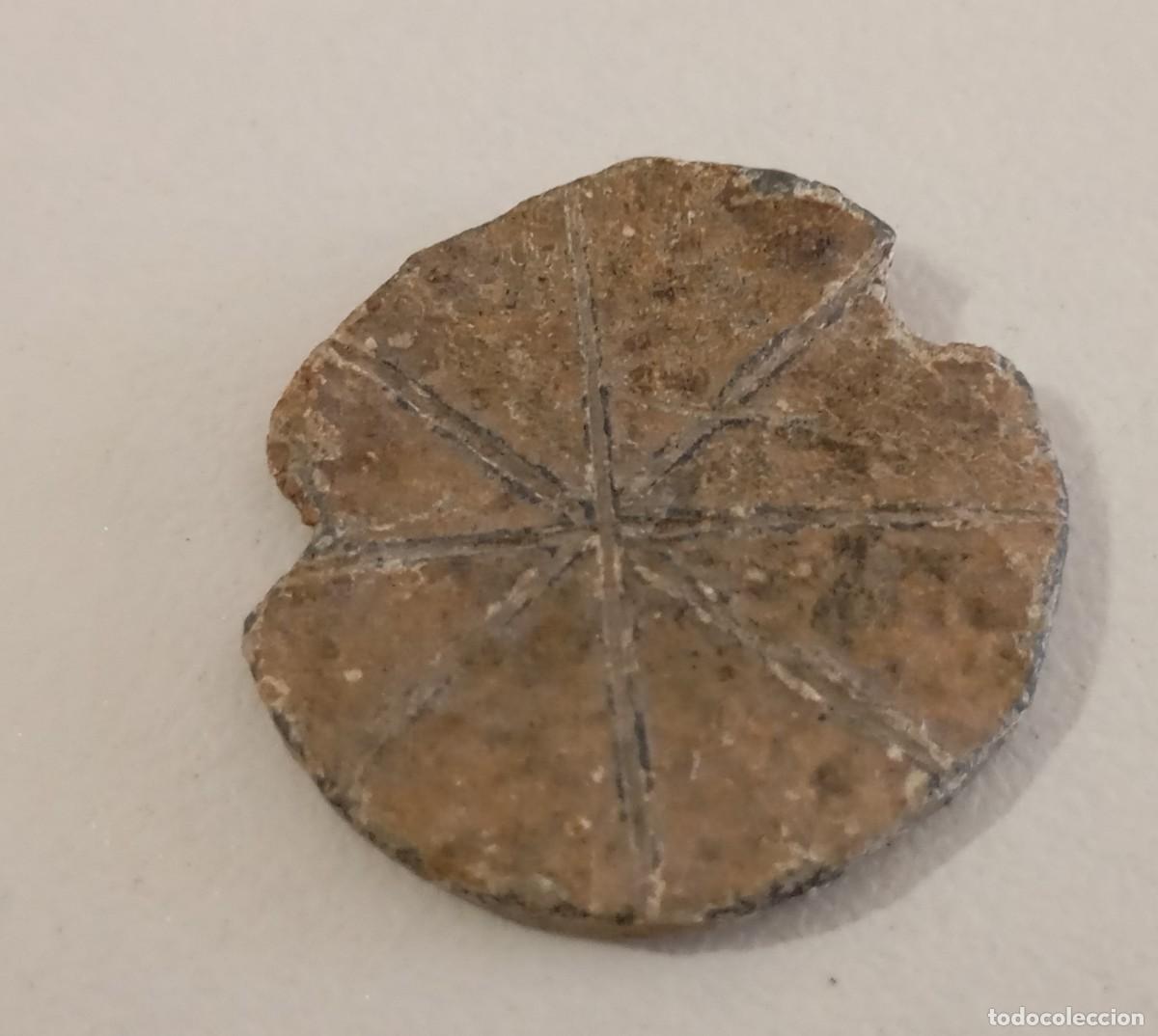 Antig&uuml;edades: ERA VIKINGA PLOMO TOKEN SIMB&Oacute;LICO REDONDO CON MOTIVO SOLAR GRABADO EN AMBOS LADOS