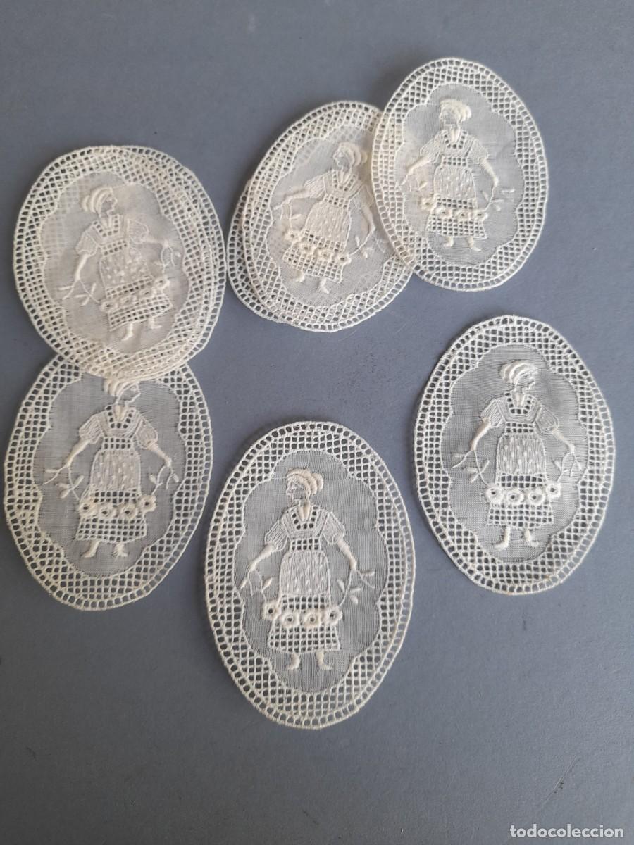 Antig&uuml;edades: pasamaneria: galon de encaje, 8 apliques bordados de 5x7cm aprox