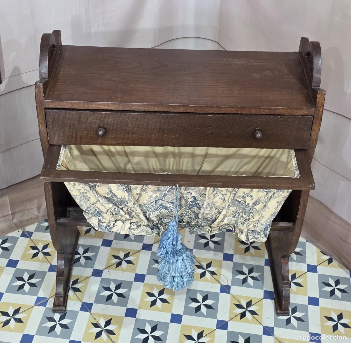 Antig&uuml;edades: Costurero de madera con cesta y caj&oacute;n - Foto 4