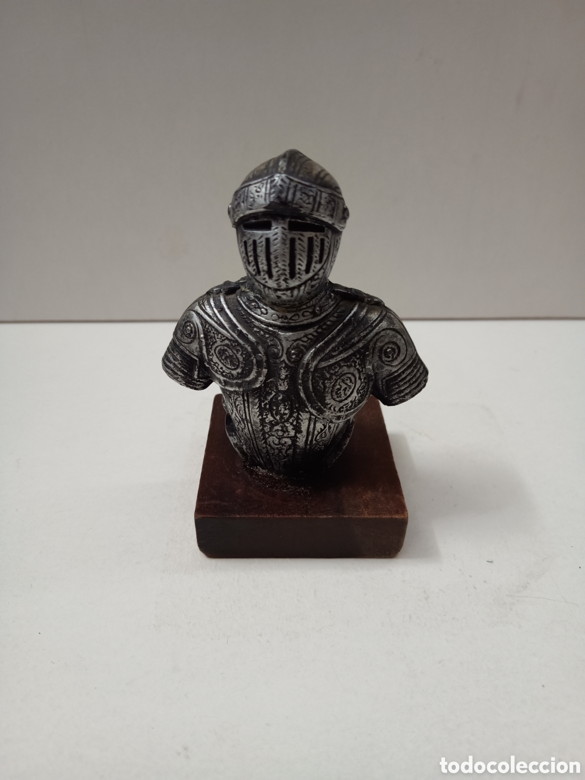 Antiquit&auml;ten: TORSO DE SOLDADO MEDIEVAL CON ARMADURA - DESCONOZCO EL MATERIAL, NO PESA, NO METAL, NO PARECE RESINA