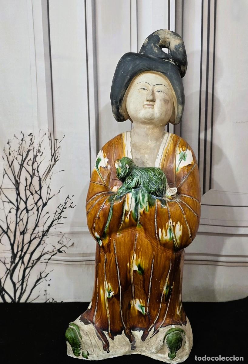 Antig&uuml;edades: Estatua de Dama de la Corte con Kimono con motivos de huevos y espinacas y sosteniendo un perro