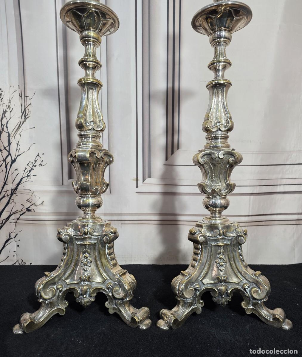 Antig&uuml;edades: Pareja de hacheros candelabros de iglesia en bronce plateado de estilo barroco , S.XIX.