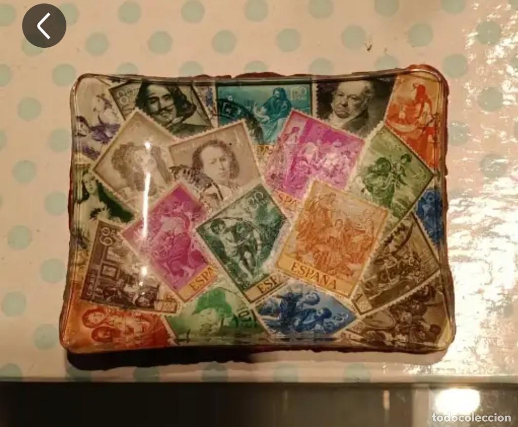 Antig&uuml;edades: Cenicero de cristal vintage con decoupaage de sellos postales espa&ntilde;oles