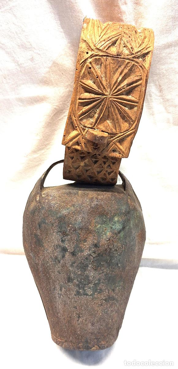 Antig&uuml;edades: Cencerro Esquila Barrumba, collar Madera Labrado Arte Pastoril Pirineo. Med. 32 cm