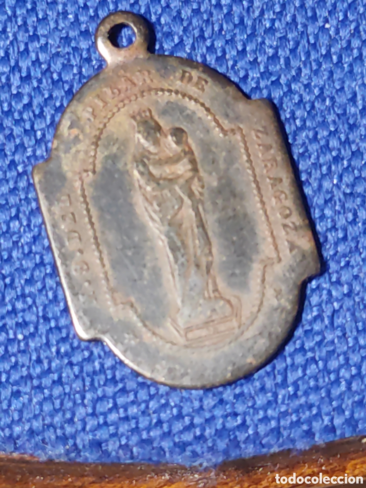 Antig&uuml;edades: Medalla siglo XVIII de lat&oacute;n de la virgen del Pilar & Santa capilla