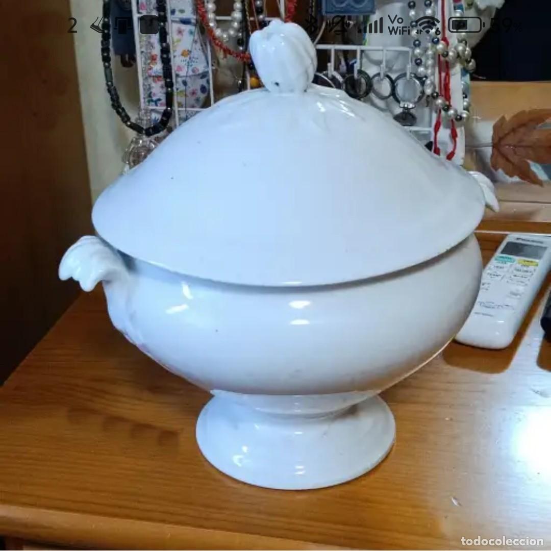 Antig&uuml;edades: Sopera de porcelana blanca.