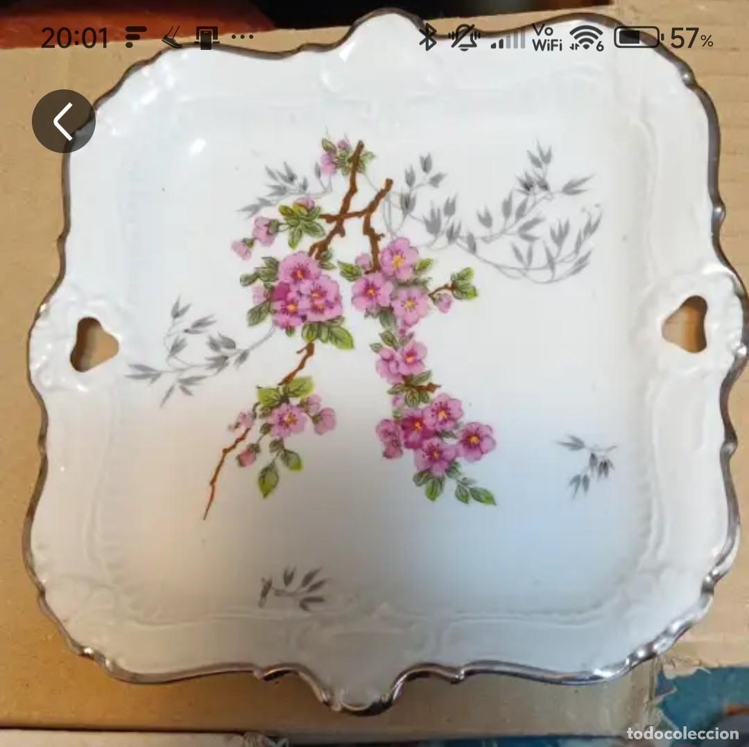 Antig&uuml;edades: Peque&ntilde;a bandeja de porcelana, con borde plateado