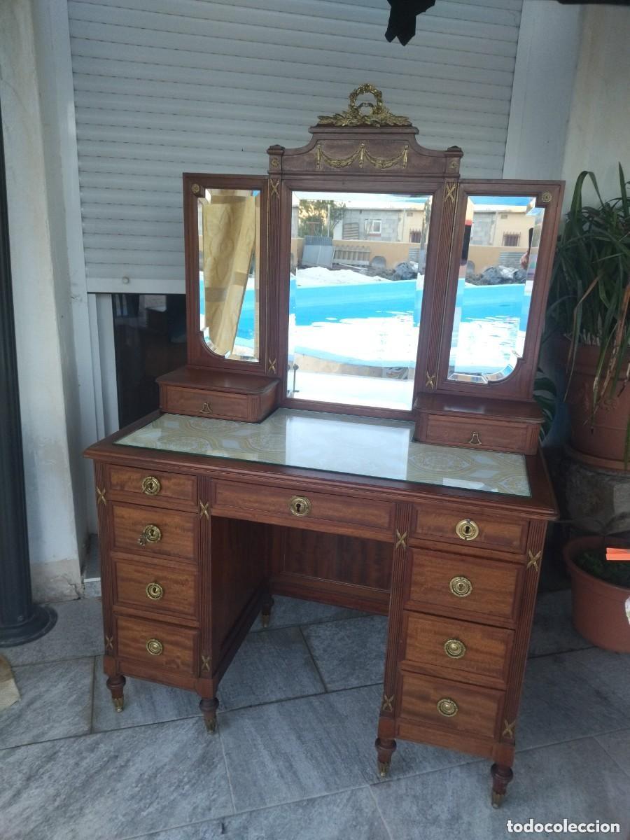 Antig&uuml;edades: Antigua comoda tocador de madera de roble, con espejo tr&iacute;ptico y ornamentos de bronce.