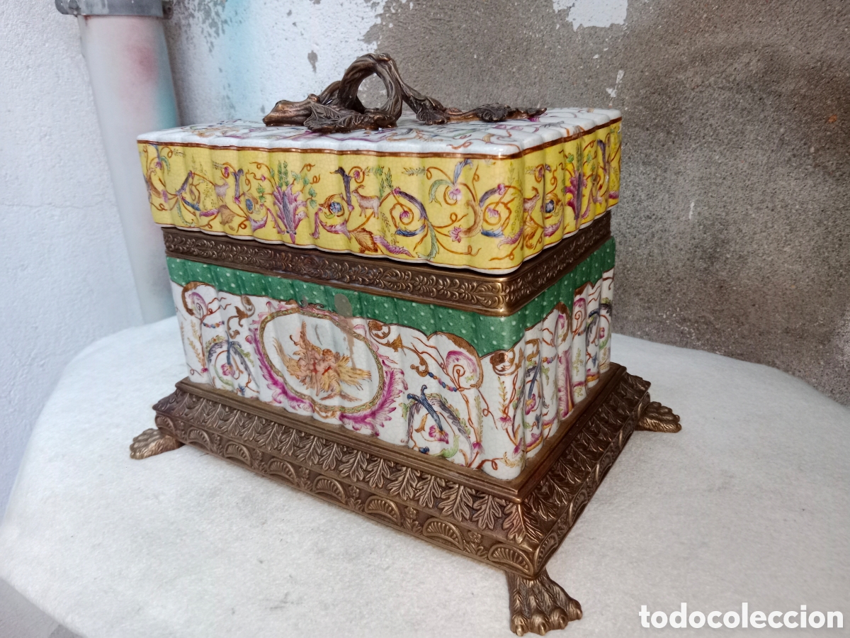 Antig&uuml;edades: Espectacular Caja de Porcelana,Medidas 35x23x24 cm y pesa 5 Kg.