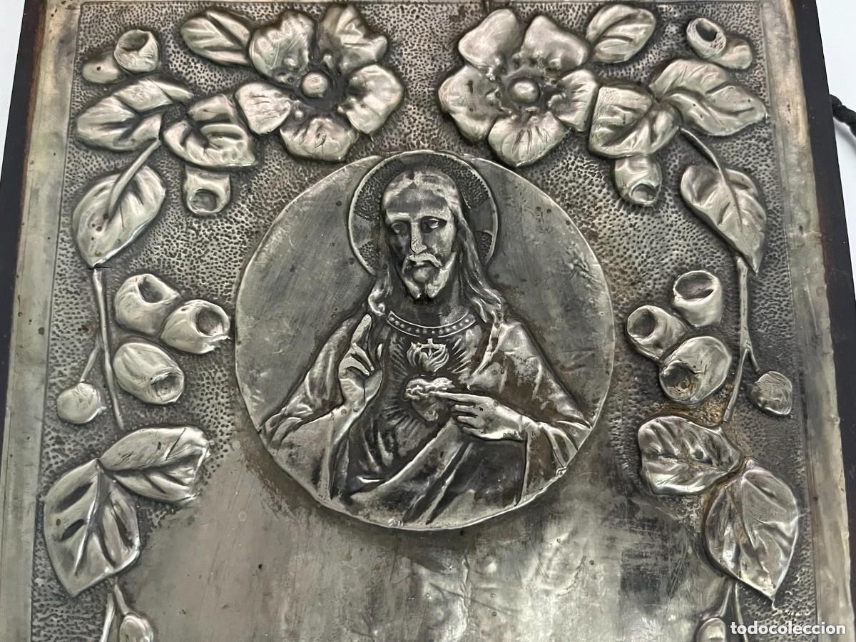 Antig&uuml;edades: Antiguo Cuadro Sagrado Coraz&oacute;n de Jes&uacute;s. Metal Repujado sobre Madera. 27x18 cm