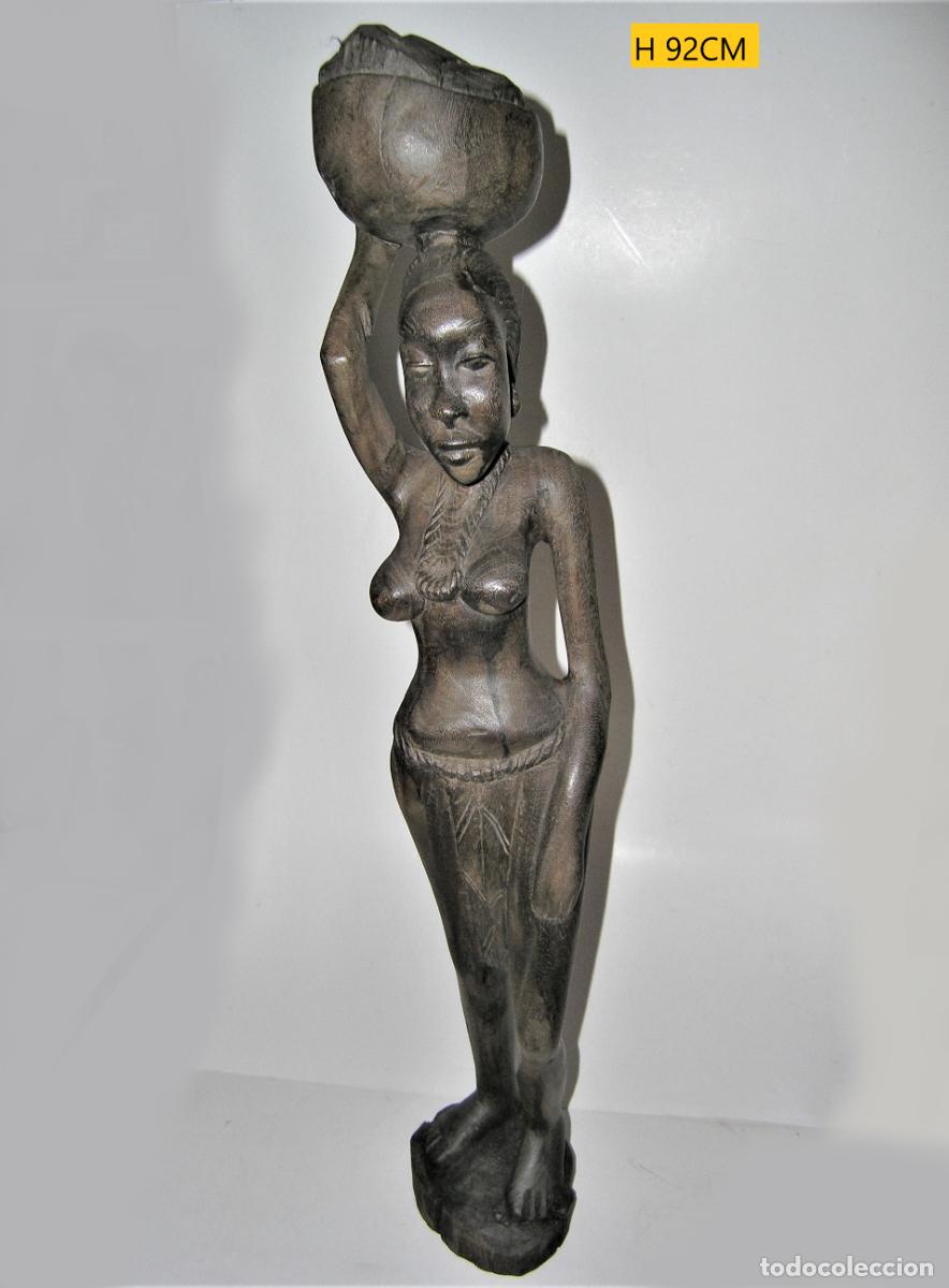 Antig&uuml;edades: Belle statue de femme Africaine porteuse de coupe Hauteur 92 cm