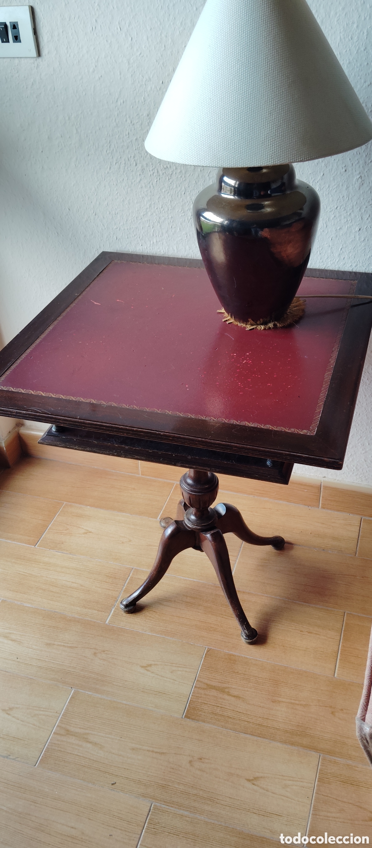 Antig&uuml;edades: Mesa de rinc&oacute;n clasica
