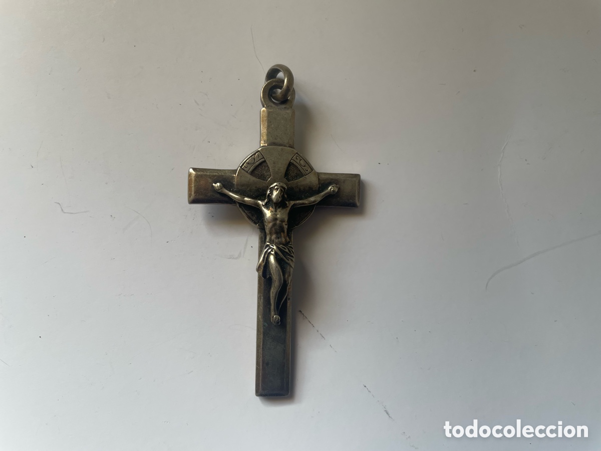 Antig&uuml;edades: Crucifijo relicario metal plateado se abre - 2 medallitas interior - prelado - s. XIX-XX