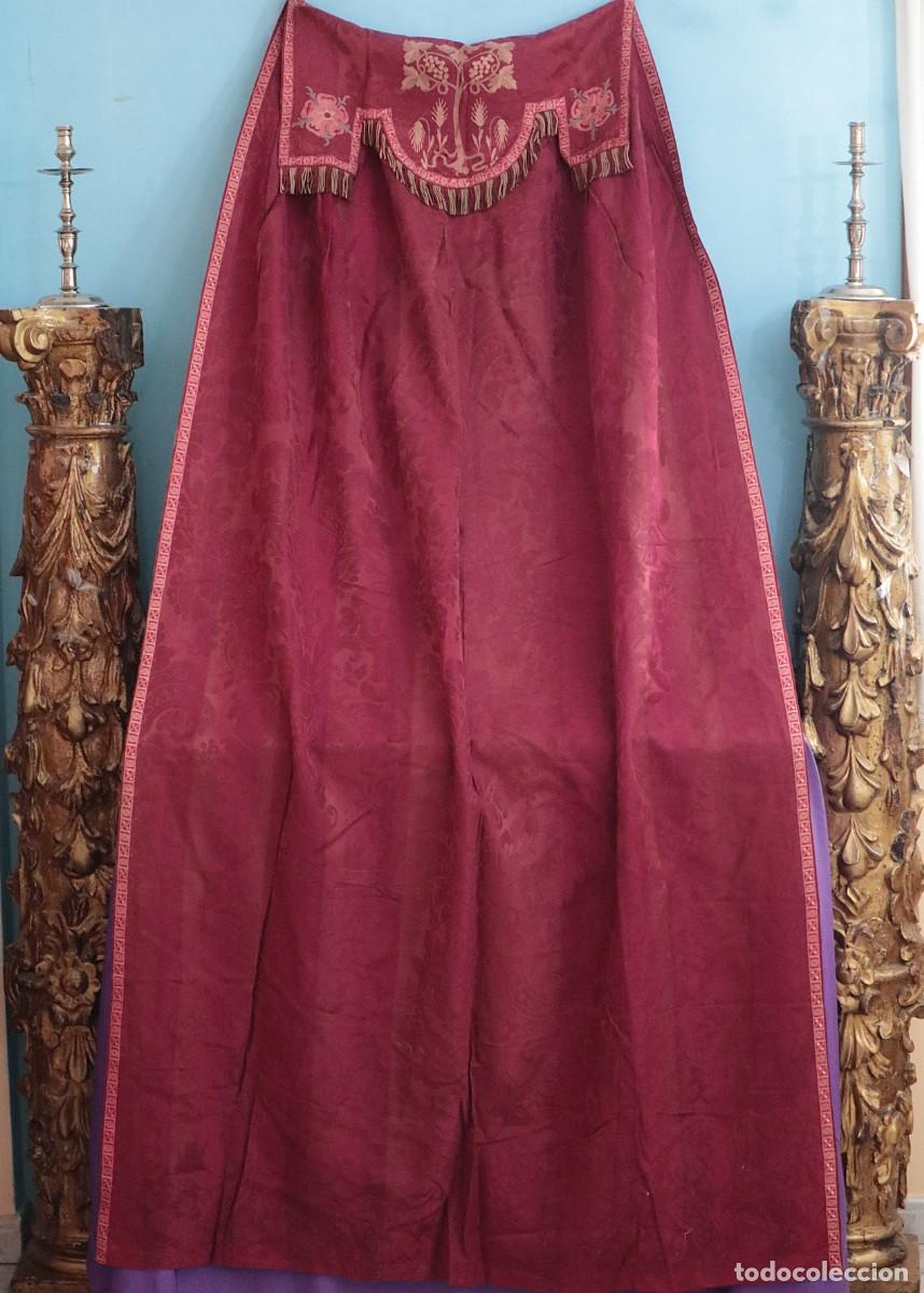 Antig&uuml;edades: Gran ornamento de retablo confeccionado en seda de damasco. Pps. S. XX. Mide 195 x 120 cm.