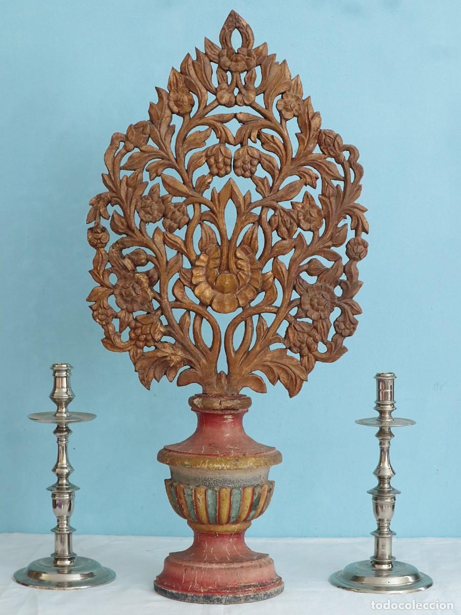 Antig&uuml;edades: Gran jarr&oacute;n de altar de madera tallada y dorada. Siglo XIX. Mide 73 x 35 cm.