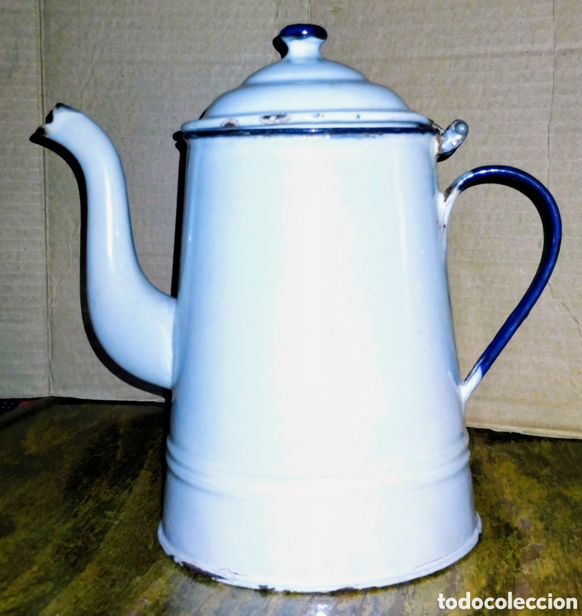 Oggetti Antichi: antigua CAFETERA-TETERA de METAL ESMALTADO blanco/azul EN NORMAL ESTADO con se&ntilde;ales de uso normale