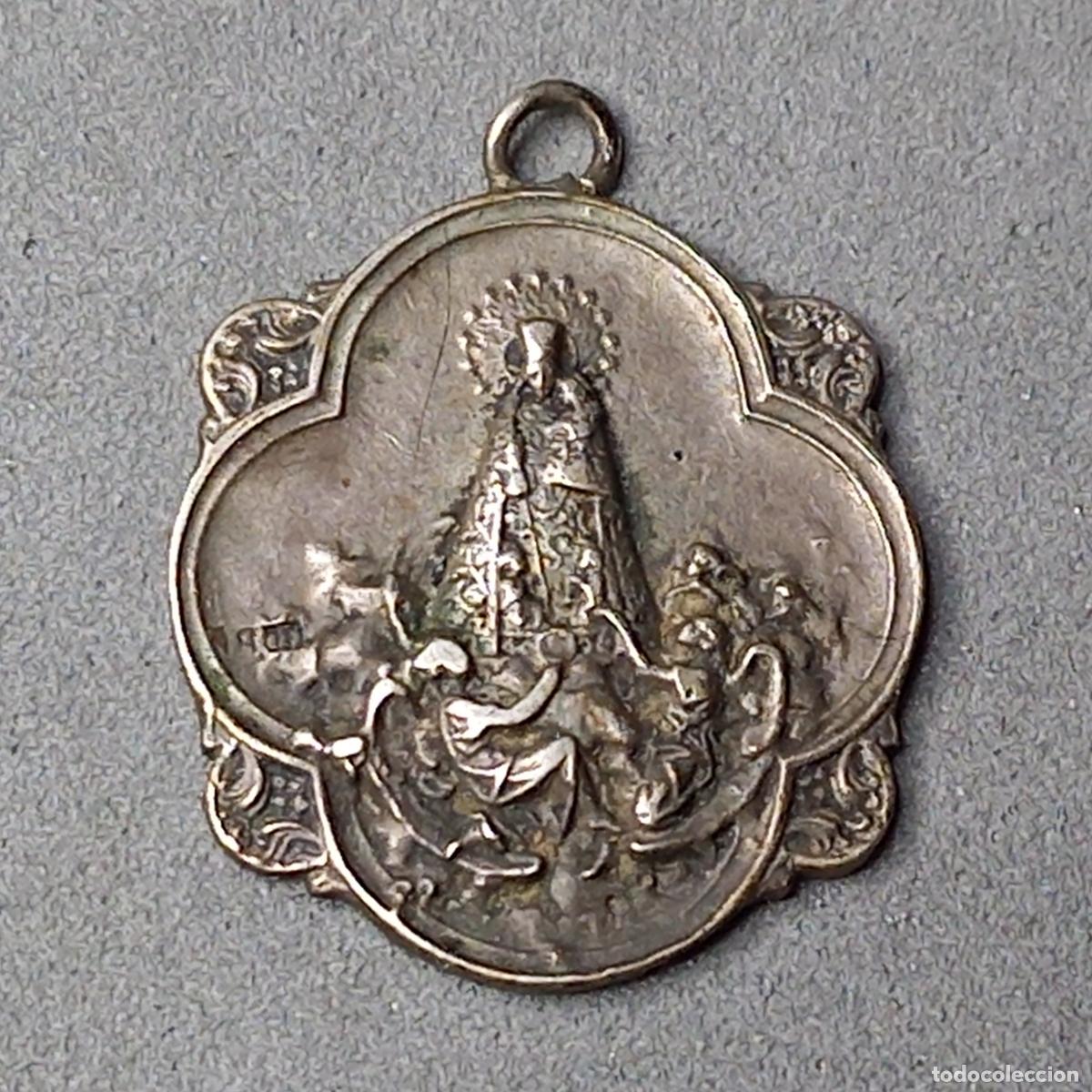 Antig&uuml;edades: Antigua medalla de PLATA de la Virgen de los Desamparados. A&ntilde;os 40 -50.