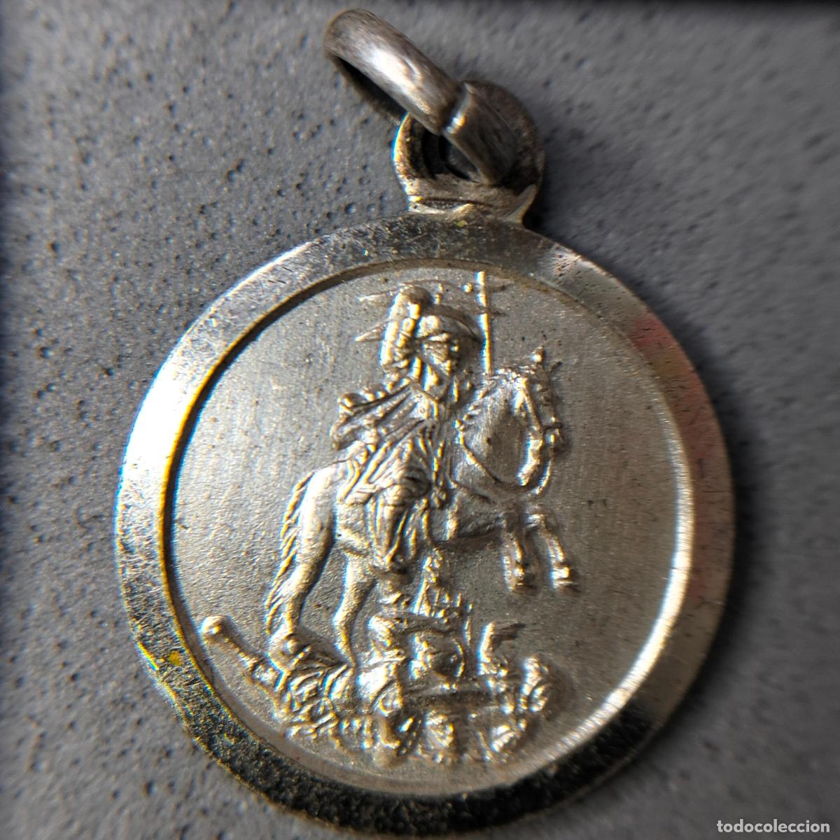 Antig&uuml;edades: Antigua medalla de PLATA Santiago Ap&oacute;stol (Matamoros) pisoteando soldados musulmanes. A&ntilde;o Santo 1971