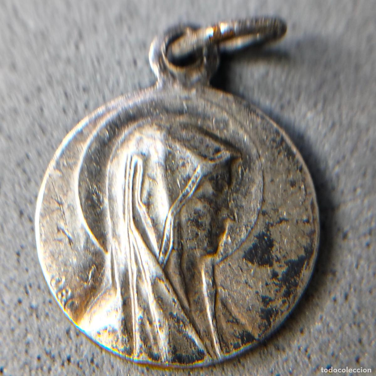 Antig&uuml;edades: Antigua medalla de Nuestra Se&ntilde;ora de Lourdes. A&ntilde;os 50 - 60