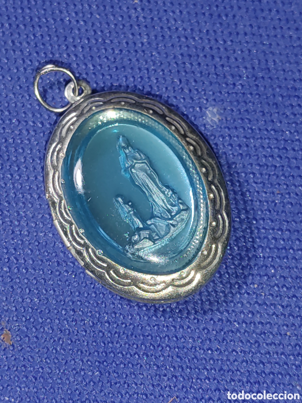 Antig&uuml;edades: Medalla portafotos o guardapelo de la virgen de Lourdes.