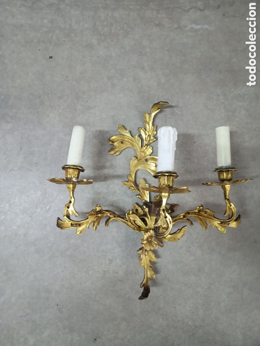 Antiguidades: APLIQUE DE BRONCE DORADO ESTILO LUIS XV - 3 BRAZOS