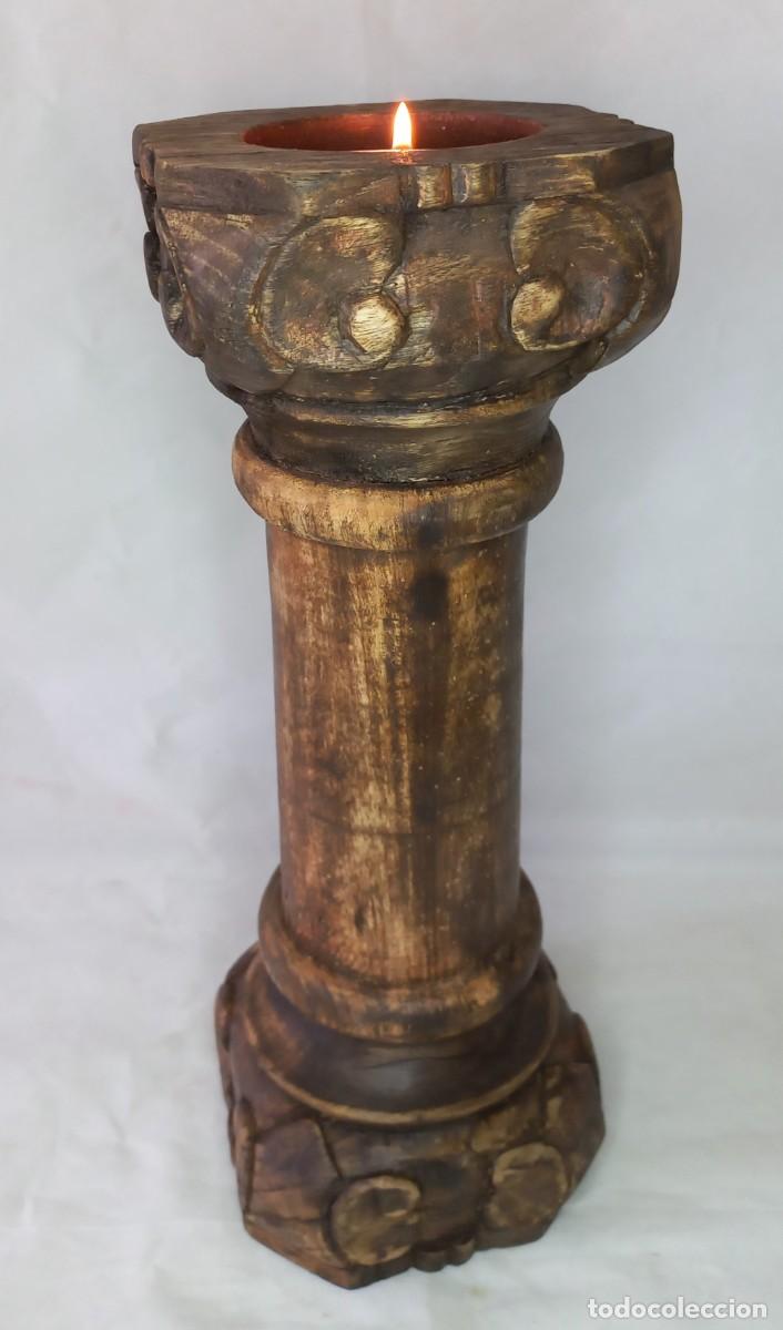 Antig&uuml;edades: PORTAVELAS DE MADERA TALLADA CON FORMA DE COLUMNA ROMANICA