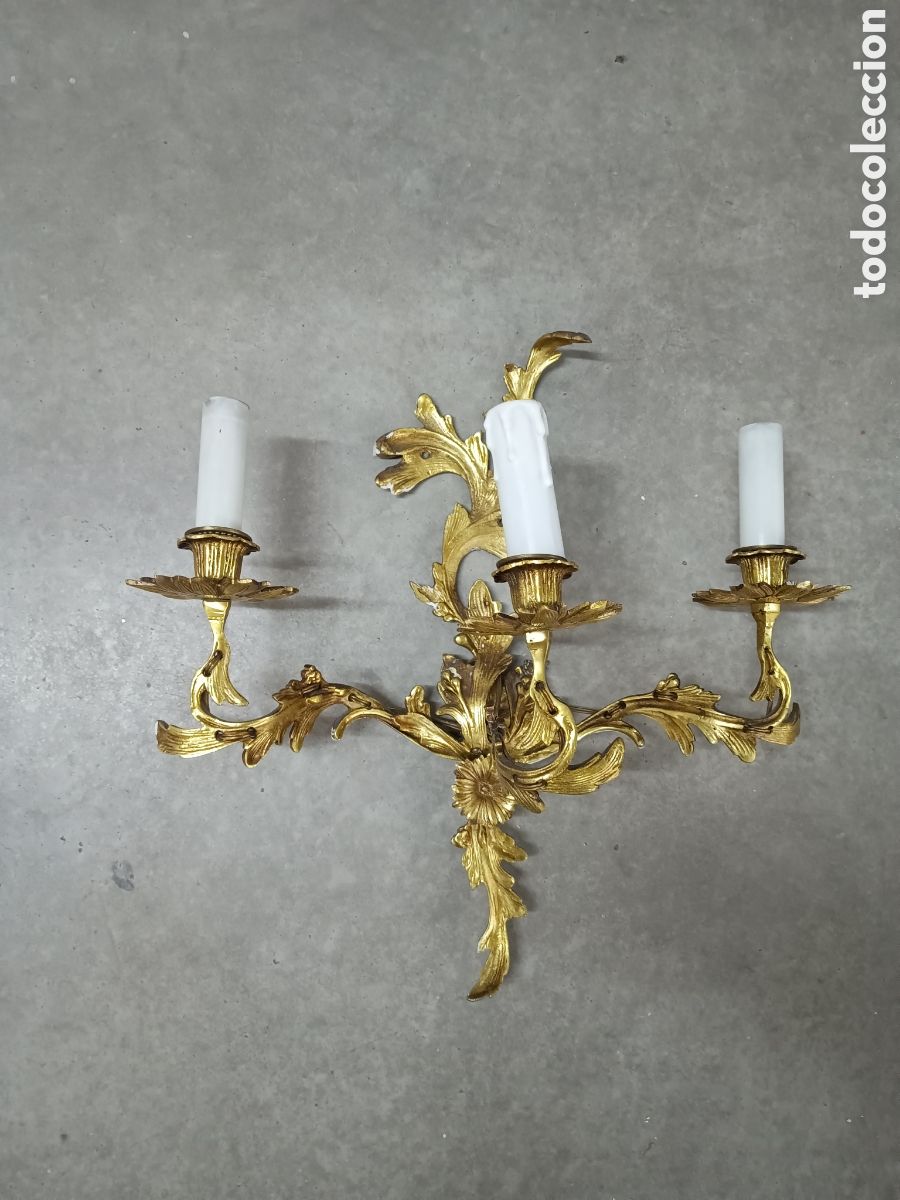 Antiguidades: APLIQUE DE BRONCE DORADO ESTILO LUIS XV - 3 BRAZOS