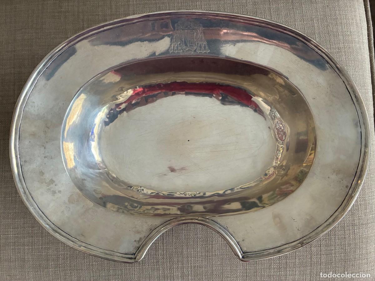 Antig&uuml;edades: BAC&Iacute;A DE PLATA CON ESCUDO CARDENALICIO